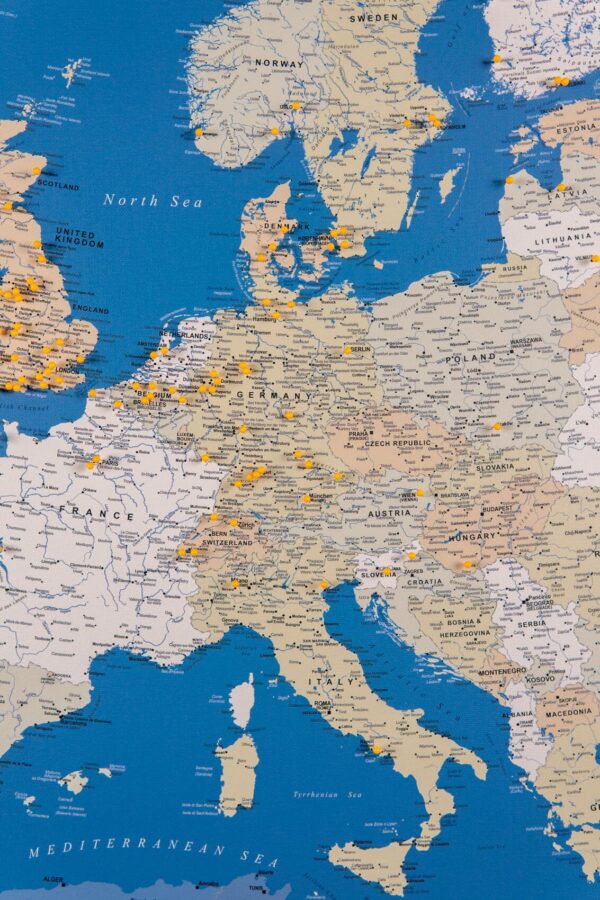 Carte de l’Europe avec punaises Bleu Détaillé