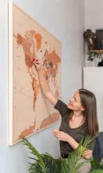 Carte du monde avec punaises Marron Détaillé