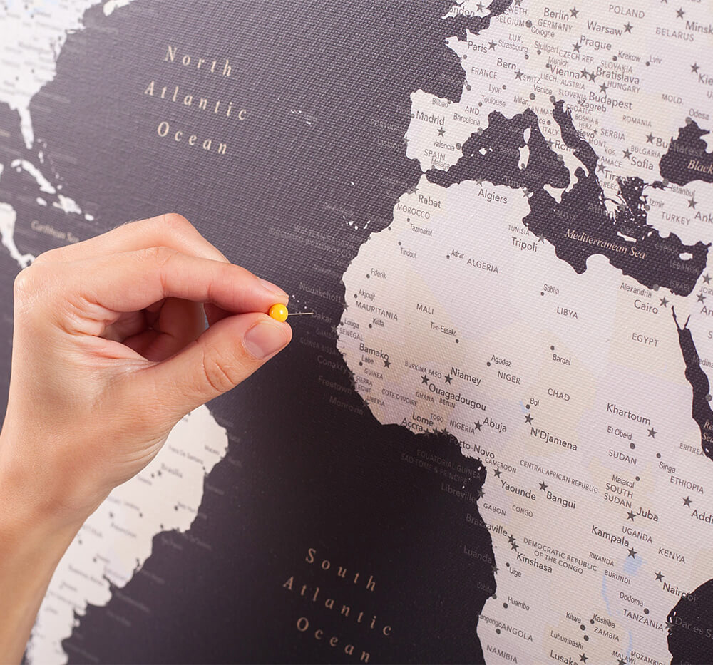 Carte du monde avec punaises Marron foncé