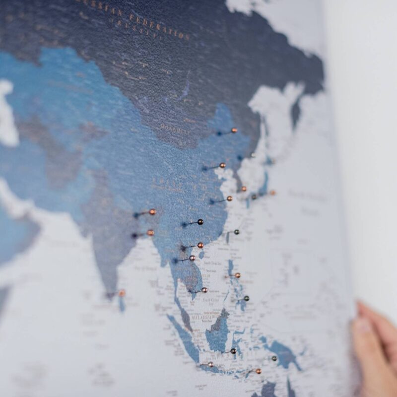 Carte-du-monde-avec-punaises-bleu-marin
