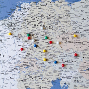 La carte de lEurope avec épingles Bleu (Détaillé)