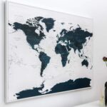 Carte du monde avec punaises Océan bleu Détaillé